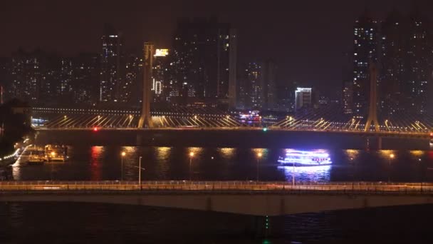 Toeristische schip is beurt in de buurt van haiyin brug in nacht — Stockvideo