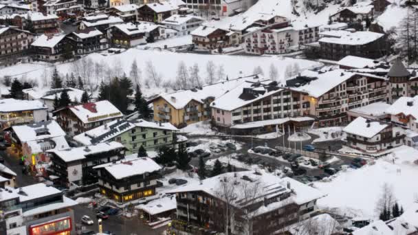 Крыши домов покрыты белым снегом — стоковое видео