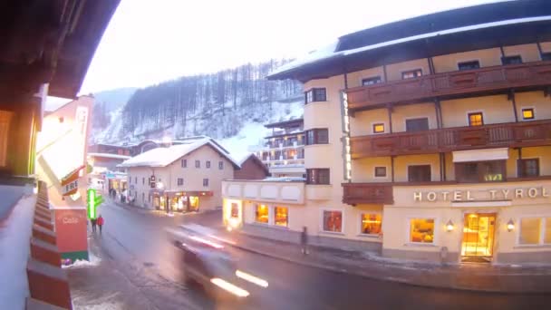 L'Hotel Tyrol si trova vicino alla strada e al negozio la sera — Video Stock