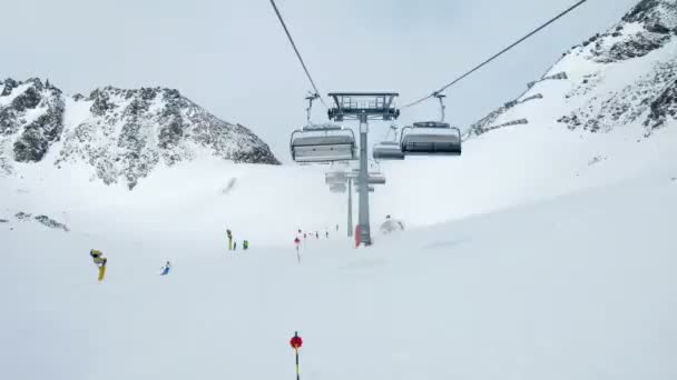 Seilbahn fährt nach oben und erreicht Gipfel von Berg und Station — Stockvideo