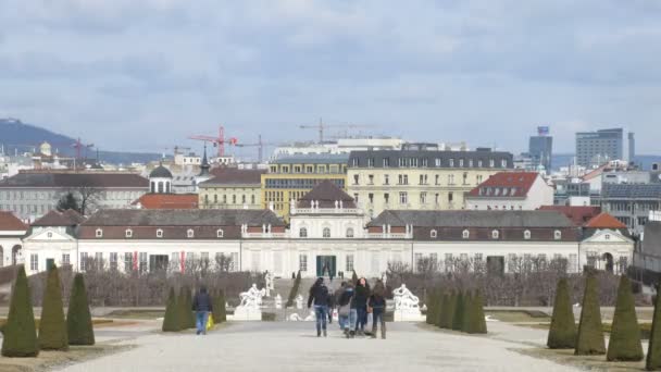 Unga flickor är fotograferade i palace komplexa belvedere — Stockvideo