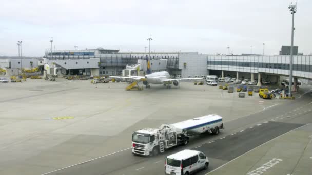 Samolot stoi na polu w pobliżu budynku shvehat aeroport — Wideo stockowe