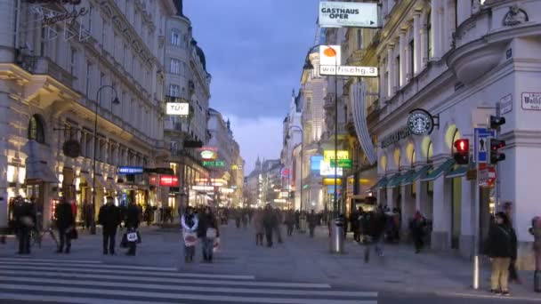 Tourists go on Kartner Strasse and on pedestrian crossing — Stock Video