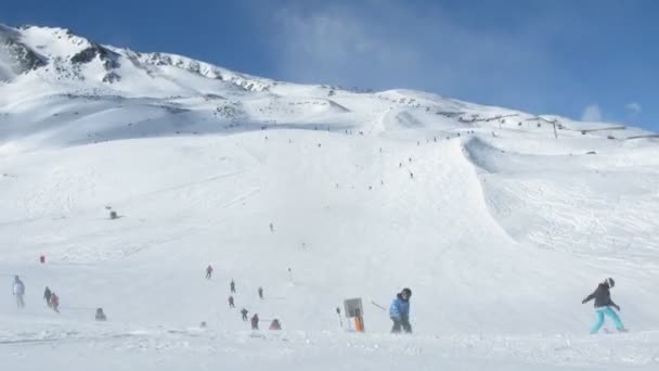 Skiërs inschakelen helling van de berg tiefenbachkogl — Stockvideo