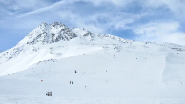 Turistas descem em esquis de alta montanha Schwarzseekogl — Vídeo de Stock