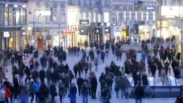 Туристи проходять повз на вулиці Грабен Святий Леопольд фонтан — стокове відео