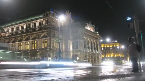 Fotgängare gå på övergångsställe framför viennese opera — Stockvideo