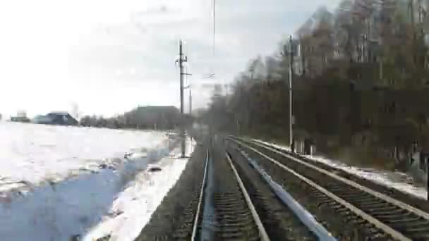 Comboio vai de trem perto com localidade habitada, estação ferroviária ao longo da rede elétrica — Vídeo de Stock