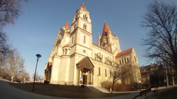 Iglesia de Franz von Assizi en Viena se alza contra el fondo del cielo — Vídeos de Stock