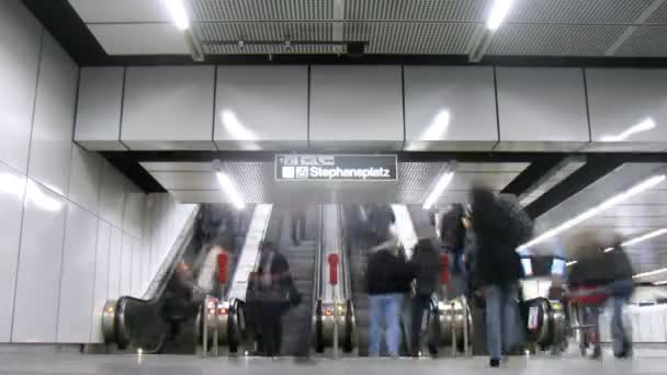 Passengers go on escalator to subway at station Stephansplatz — Stock Video