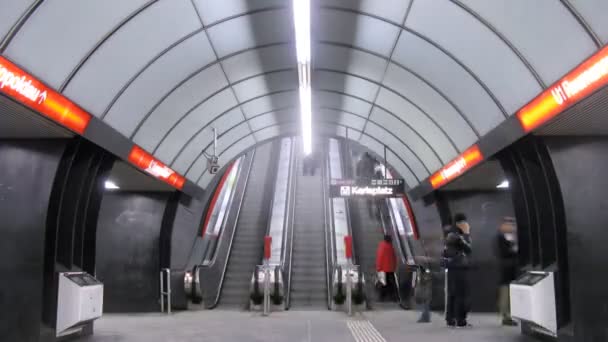 People go on escalator to subway — Stock Video