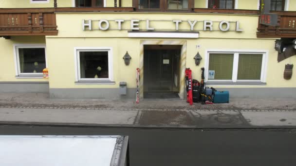 La gente viene y sale del hotel Tirol — Vídeo de stock