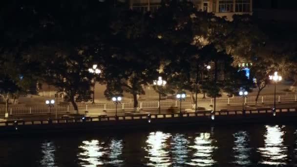 Carros vão ao longo aterro do rio Pearl à noite, à luz de lanternas — Vídeo de Stock