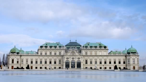 Palác belvedere stojí proti modré obloze před rybník — Stock video