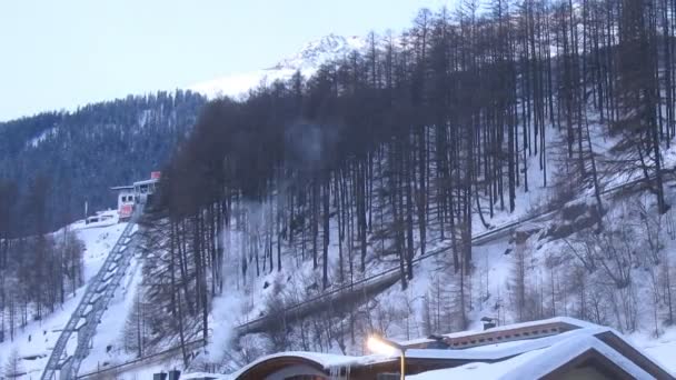 Dawn is reflected in mountain top above rope-way and valley — Stock Video