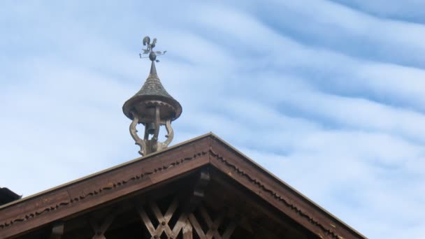 Dach domu jest urządzone przez ahand dzwon i kompas z kurek — Wideo stockowe