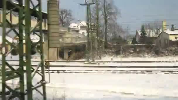 Вид из окна движущегося поезда из Вены в Инсбрук — стоковое видео
