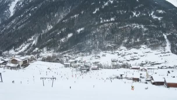 Los turistas van a esquiar y hacer snowboard en la pista de esquí — Vídeo de stock