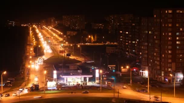 Los trabajadores ponen asfalto frente a la gasolinera por la noche en la carretera — Vídeo de stock