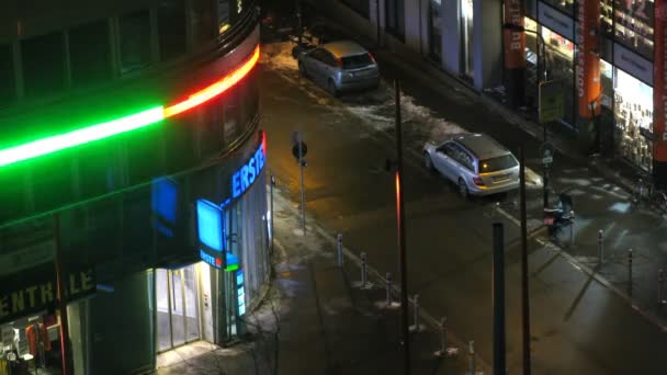 Lobby ATM berdiri di sudut jalan Mariahilfer di malam hari — Stok Video