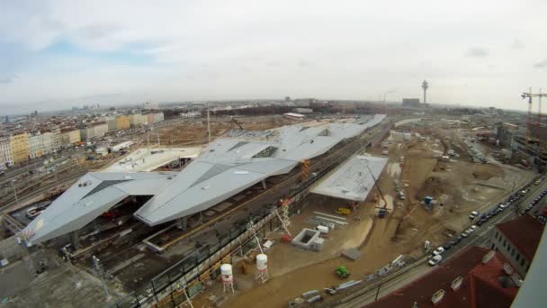 Trabajadores hacen reconstrucción de estación de tren — Vídeos de Stock