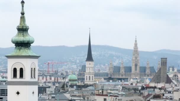 Las torres de Rathaus dominan el paisaje de la ciudad — Vídeos de Stock