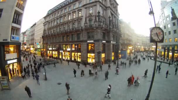 Clown inflates balls on Stephansplatz where tourists walk — Stock Video