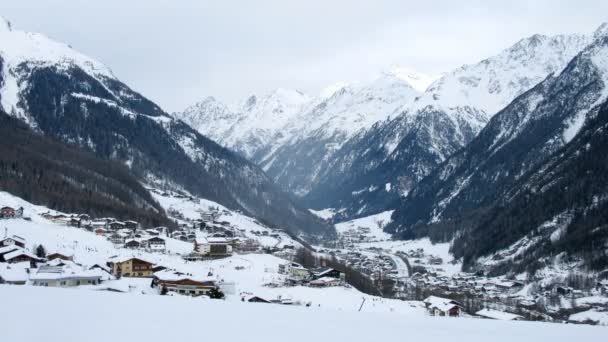 Les skieurs vont sur la ligne de ski près du village — Video