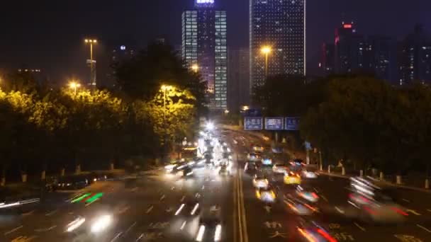 Los coches van por la carretera nocturna al Puente de Guangzhou — Vídeos de Stock