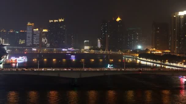 Barcos turísticos flotan bajo puente Jiangwan y puente Haiyin — Vídeo de stock