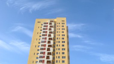 Mavi gökyüzü tavan yüksek katlı bina sarı rengini
