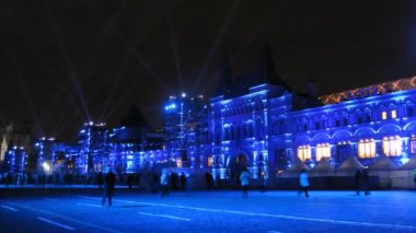 insanlar ilk uluslararası festival çember ışık sakıza yakın kırmızı kare üzerinde yürümek