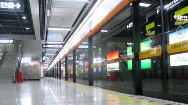 insanlar çıkın ve metro tren içinde girin