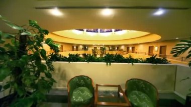 koltuklar arasında bitkiler üzerinde birden fazla katlı üst düzey masada çifti