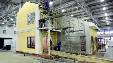 birkaç kişi evin içinde sergi hangar kurmak
