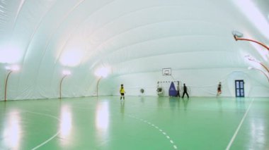 dört adam futbol futbol sahasında oynamak.