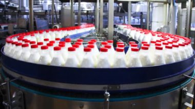 plastik şişe süt fabrikası'nda kırmızı büyük harfler ile bir sürü daire içinde taşır