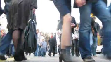 insan kalabalığı sokolniki öğleden sonra yaya geçidi üzerinde gider