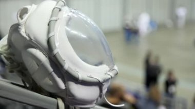 avcı kudo eğitim salonunda sporcuların karşı beyaz kask