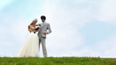 Gelin küçük köpek ona ellerine okşadı ve damat yakın duruyor