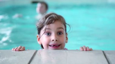 su havuzu, ağabeyi, arka kenarı yakınındaki küçük kız atlar