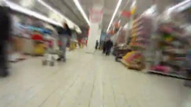 alışveriş alışveriş merkezinde insanlar yürüyüş ve are meşgul
