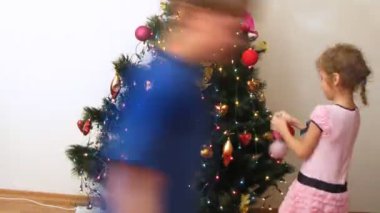 kardeş tarafından yeni yıl yeni yıl ağacı süslemek