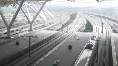Tren kalkıyor platform boş olur