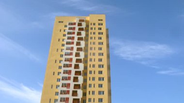yüksek katlı bina sarı renk mavi gökyüzü karşı anlamına gelir.