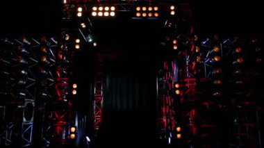 renkli aydınlatma ile metal konstrüksiyon kapısı