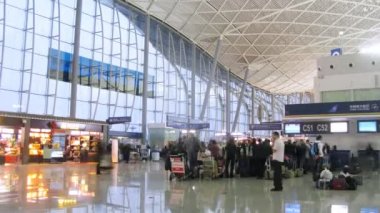 insanlar Havaalanı divopu of central terminali uçaklarla yola çıkış bekliyor