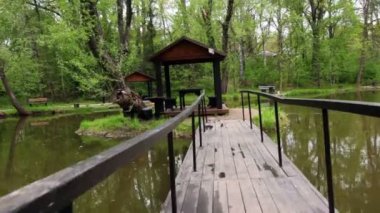 Yazlık Grove gölet üzerinde küçük bir ada üzerinde köprü