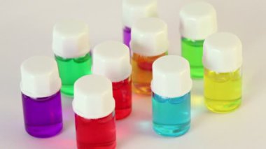 dokuz şeffaf şişe renkli yağlıboya ile döner