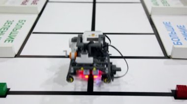 Küçük robot taşır ve yeşil yavru almak